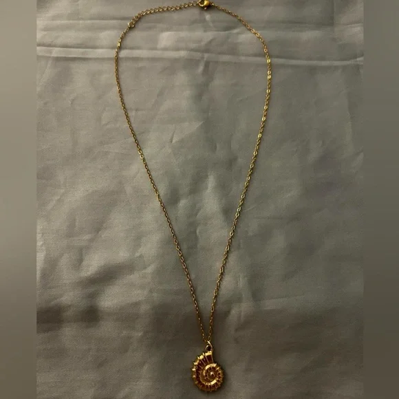 Gold shell Necklace - Picture 2 of 3